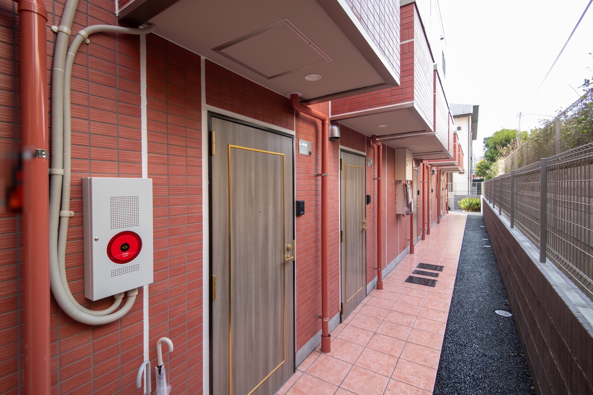 住戸ごとの専用玄関が並ぶ1階の通路